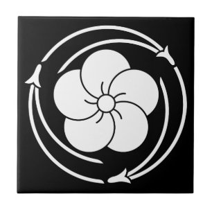 Carreau Fleur de prune tordue dans l'anneau d'aiguilles de