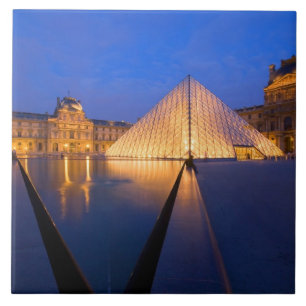 Carreau France, Paris. Le musée du Louvre au crépuscule.