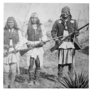 Carreau Geronimo et trois de ses guerriers d'Apache, 1886