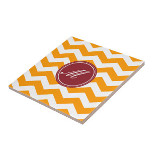 Carreau Gold et Maroon Chevron avec tuile Monogram