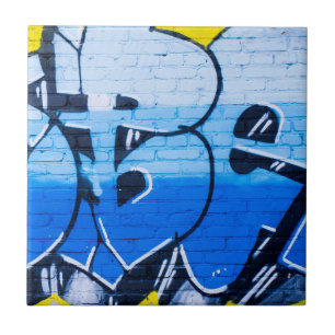Carreau Graffiti bleu sur un mur de briques