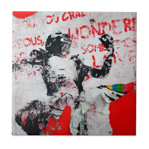 Carreau Graffiti rouge et blanc défraîchi avec crayon afri