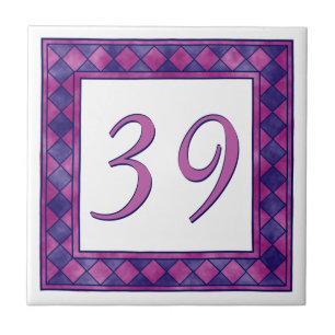 Carreau Grand numéro de maison rose et pourpre Checkered