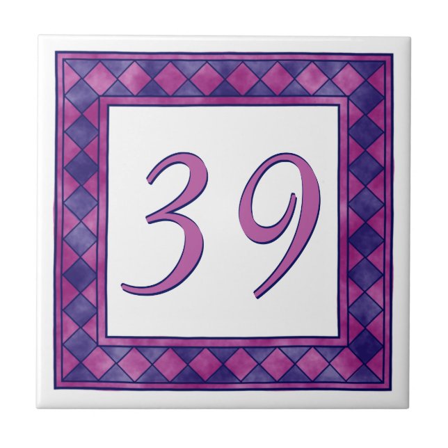 Carreau Grand numéro de maison rose et pourpre Checkered (Devant)
