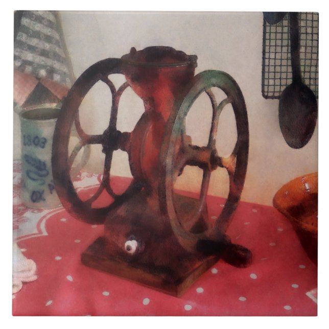 Carreau Grinder de café sur la nappe rouge (Devant)