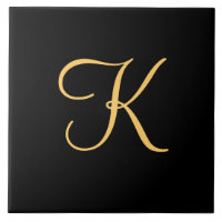 K initial de couleur or sur arrière - plan noir