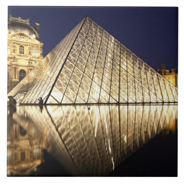 Carreau La vue nocturne sur la pyramide de verre du Musée  (Devant)