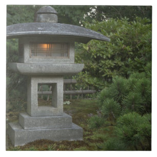 Carreau Lantern en pierre éclairé dans le jardin japonais