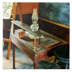 Carreau Le bureau du professeur avec la lampe d'ouragan