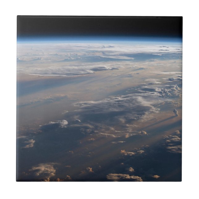 Carreau Le lever Du Soleil Coule De Longues Ombres Sur La  (Devant)