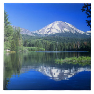 Carreau Le mont Lassen surplombe le lac Manzanita