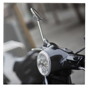 Carreau Madrid, scooter noir Vespa