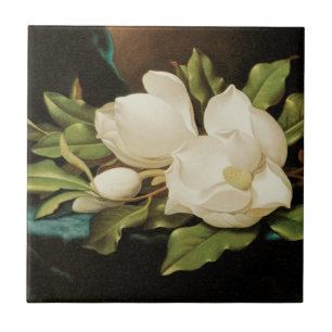 Carreau Magnolias géant sur un tissu de velours bleu par M