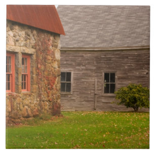 Carreau Maine, Ancien bâtiment en pierre et grange en boi