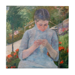 Carreau Mary Cassatt - Jeune fille cousant dans un jardin