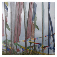 Mâts de drapeaux de prière en montagne, col de Yot