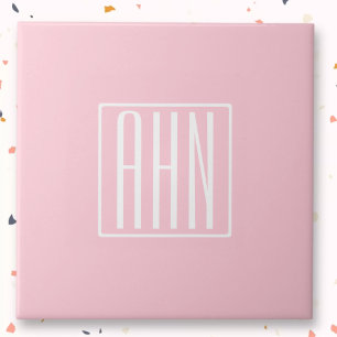 Carreau Monogramme initial   Blanc sur rose clair