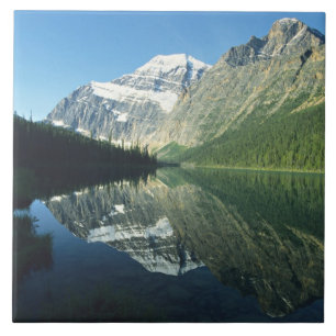 Carreau Mt Edith Cavell dans le lac Cavell, Jasper Nationa