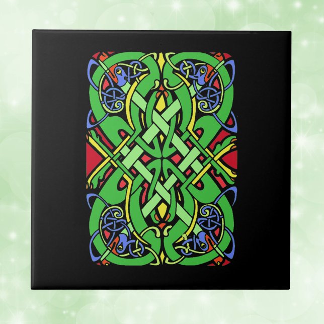Carreau Noeud celtique irlandais coloré (Ornate green blue red Celtic Irish Knot with snake heads on black decorative ceramic tile.)
