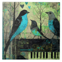 Oiseaux chanteurs bleus perchés sur un vieux piano