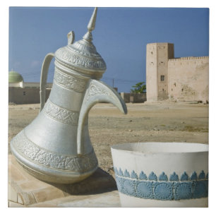 Carreau Oman, région de Dhofar, Mirbat. Grande carafe à ea