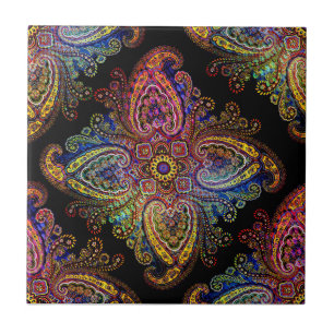 Carreau Paisley à pinwheel multicolore sur fond noir