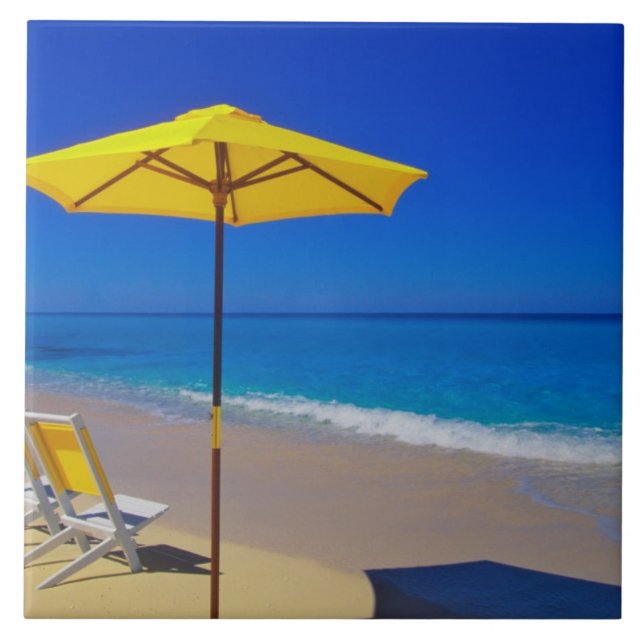 Carreau Parapluie de plage jaune et chaises impeccables (Devant)