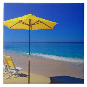 Carreau Parapluie de plage jaune et chaises sur plage imma