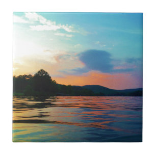 Carreau Pêche et coucher de soleil sur le lac de montagne