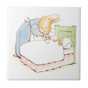 Carreau Peter Rabbit au lit (Être nourri par sa mère)