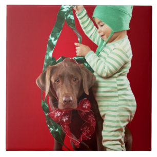 Carreau Petit garçon décorant un chien