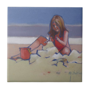 Carreau Petite fille de sable mignonne jouant sur la plage