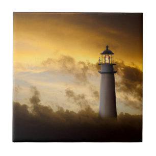 Carreau Phare rougeoyant sous le ciel dramatique