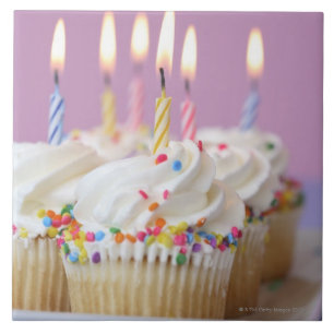 Carreau Plateau des petits gâteaux d'anniversaire avec des