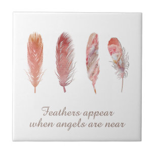 Carreau Plumes en rose et corail sur citation d'ange blanc