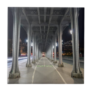 Carreau Pont de Bir-Hakeim la nuit - Paris, France