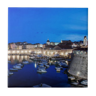 Carreau Port et murs de Dubrovnik illuminés la nuit