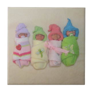Carreau Quatre petits bébés : Sculptures en argile de