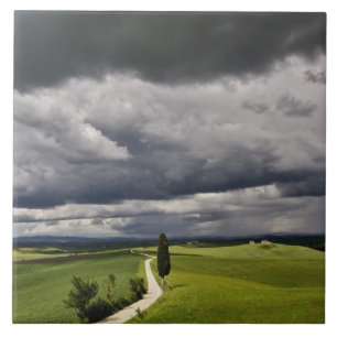 Carreau Route et nuages d'orage, région rurale de Toscane,