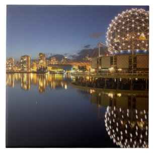 Carreau Science World et CBD reflétés dans False Creek,