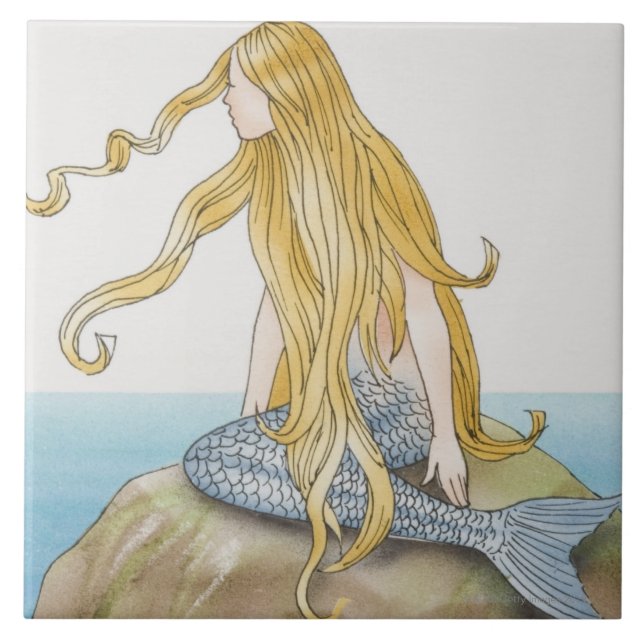 Carreau Sirène blonde se reposant sur la roche de mer, vue (Devant)