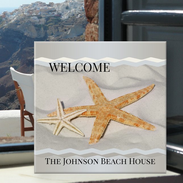Carreau Starfish Sandy Beach House Carrelage en céramique (Beach house ceramic tile featuring two starfish on the sand with a wave design)