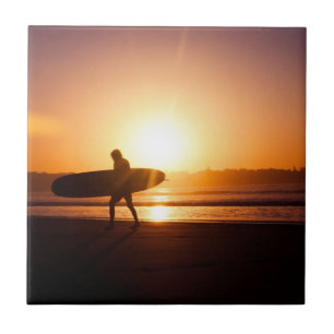 Carreau Surfer sur la plage au coucher du soleil