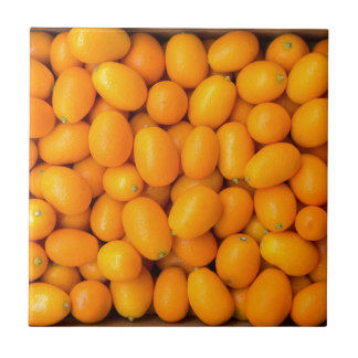 Carreau Tas des kumquats oranges dans la boîte en carton