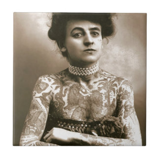 Carreau Tattoed avec des perles, photo victorienne de