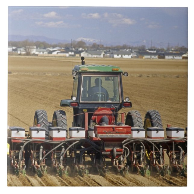 Carreau Tracteur tirant un planteur de maïs de graine (Devant)