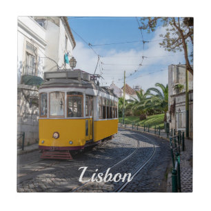 Carreau Tramway jaune rétro dans la rue à Lisbonne, Portug