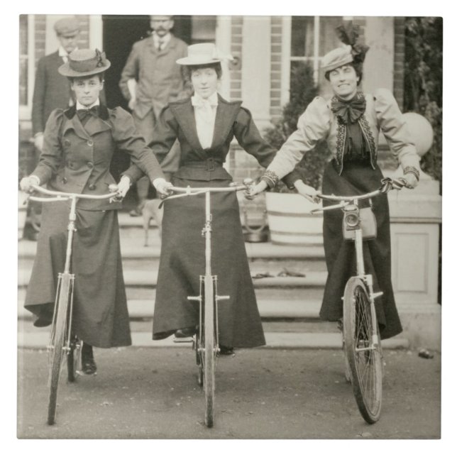 Carreau Trois femmes sur des bicyclettes, les années 1900 (Devant)