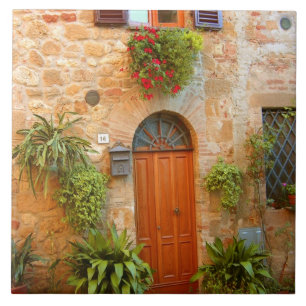 Carreau Un chat cherche l'entrée chez lui à Pienza, en I