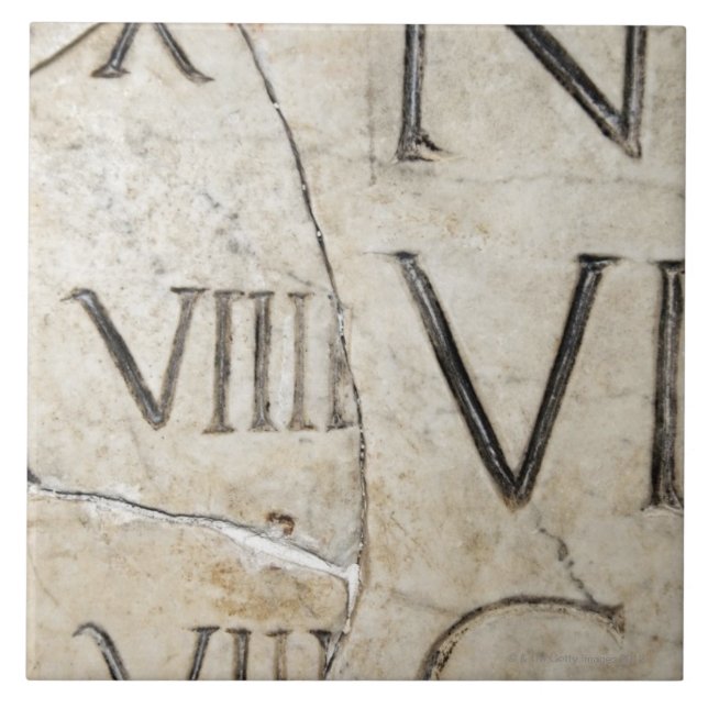 Carreau Un plan rapproché des lettres romaines antiques (Devant)